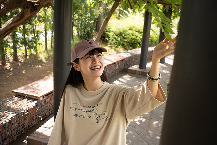 女性がフロントプリントのストーンを着ている写真