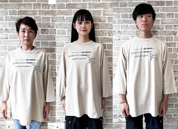 三人が並んで正面を向いているサイズごとの着用写真。