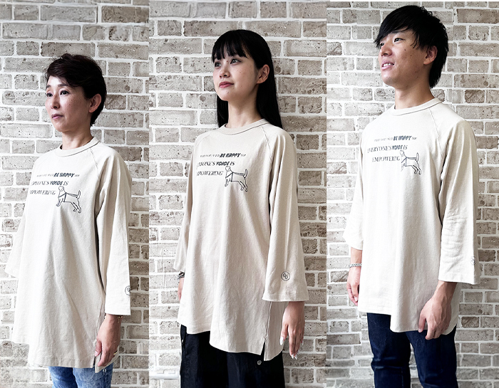三人が並んで斜め左を向いているサイズごとの着用写真。