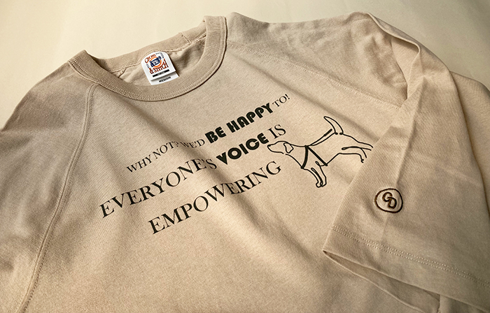 胸元のプリント部分が拡大された着用写真