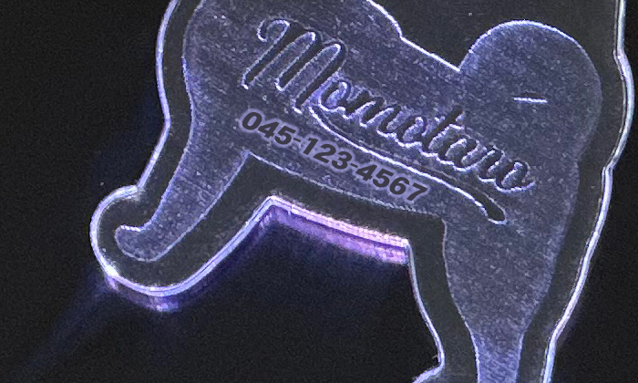 名前と電話番号が刻印されている拡大写真