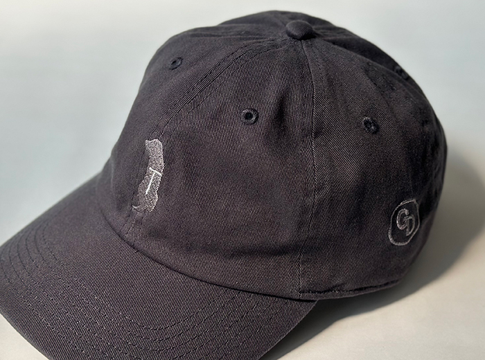 チャコールのキャップ写真。