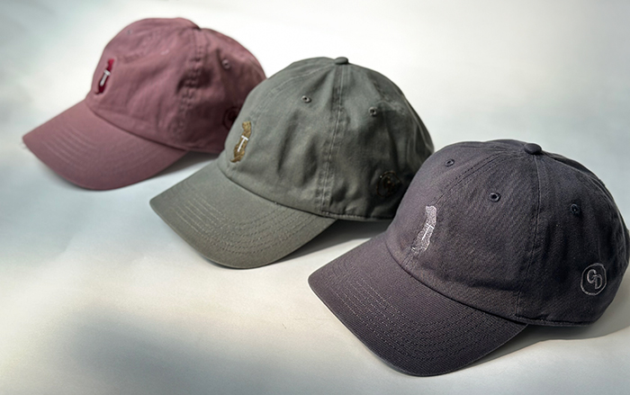 三色のキャップが並んでいる写真