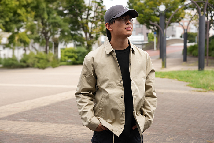 男性がチャコールのキャップを被っている写真