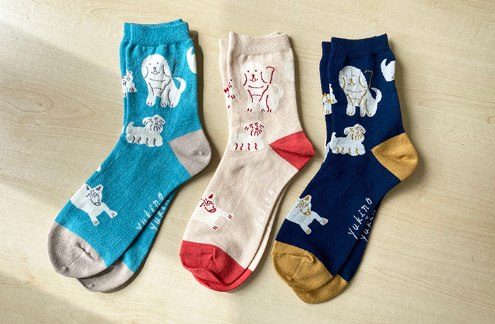 左からターコイズ、ベージュ、ネイビーの靴下が並んでいる写真