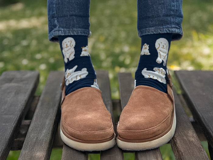 茶色いスウェードの靴にネイビーを履いて正面から見ている写真
