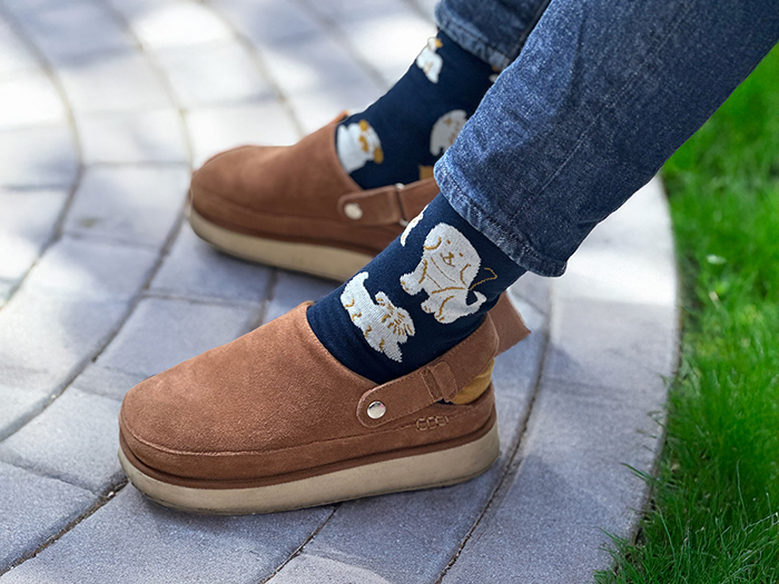 茶色いスウェードの靴にネイビーを履いて横から見ている写真