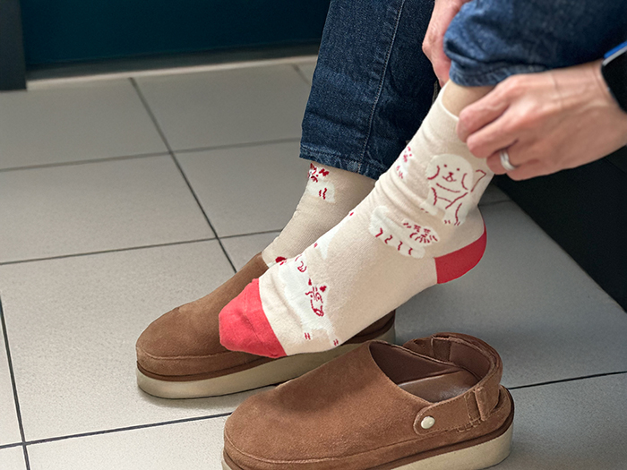 ベージュの靴下を履いている途中の写真