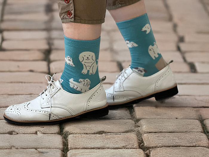 白いレザーの靴にターコイズの靴下を履いて横から見ている写真