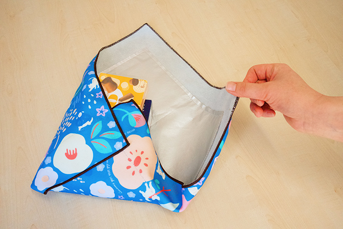 アイスを包んでいる写真 