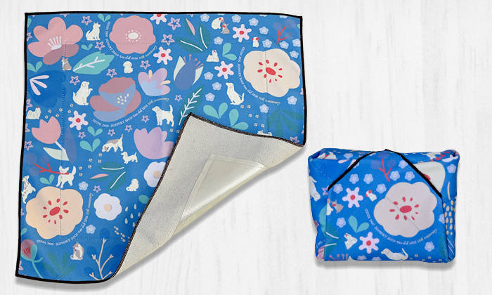 広げて少し裏地が見えているバンダナと冷蔵物を包んだ写真