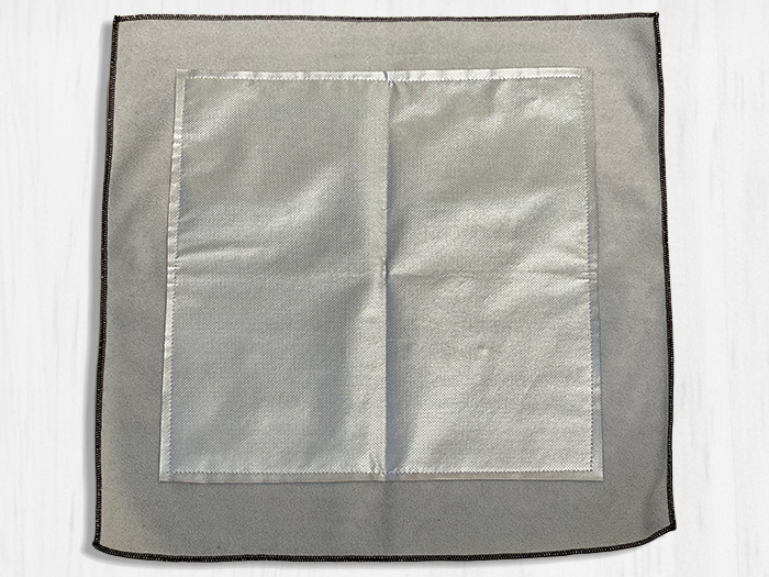 裏面の銀の保冷保温生地の写真