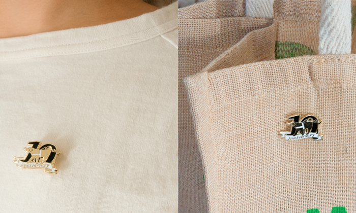 胸元に付けたり、バッグに付けたりしている写真