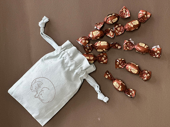 巾着セットのギフトイメージ　巾着と８粒のチョコレートがある写真