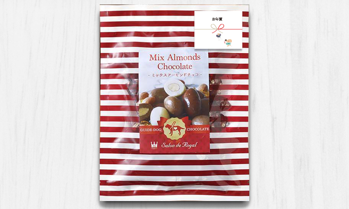 チョコのパッケージ袋の右上に熨斗シールを張り付けた写真