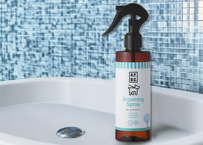 洗面所に置いているスプレーボトルの写真