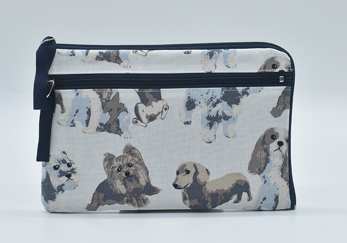 ポーチの外側にもファスナー付きポケット