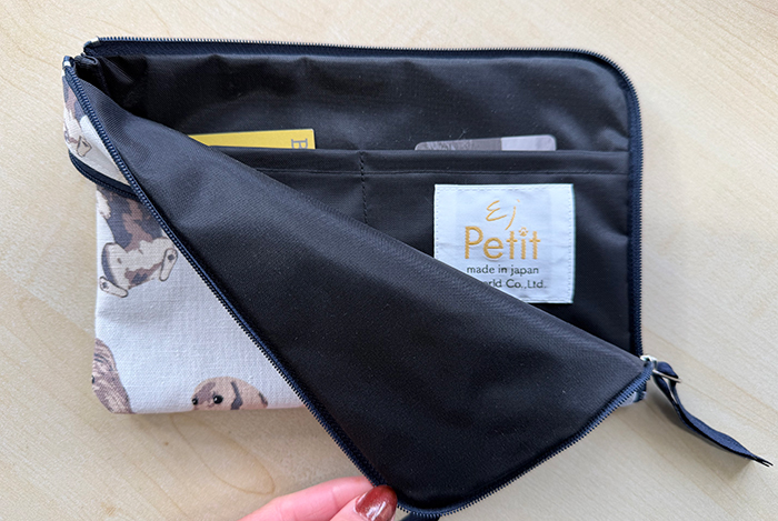 内側には２つのポケットが付いています。