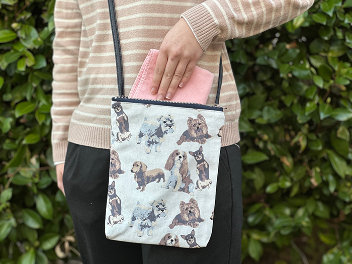 女性が斜め掛けにして、ハンカチタオルを入れている写真