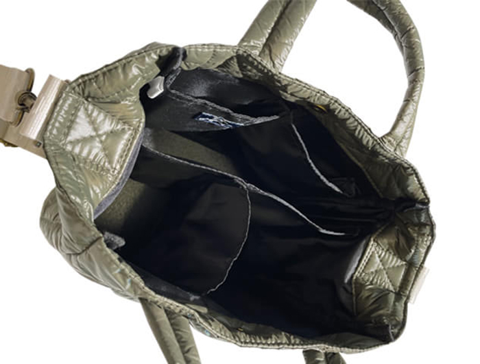 中のポケットや仕切りが見える写真