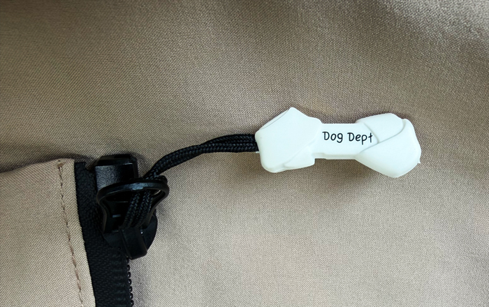 ジッパーの取っ手部分は骨型にDOGDEPTとプリントされている