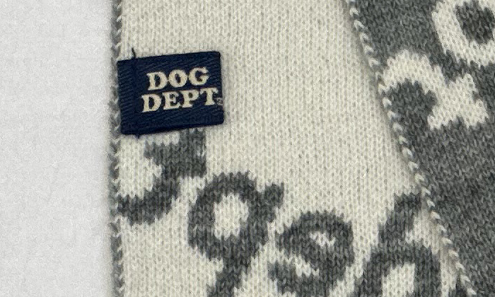 マフラー下側のDOGDEPTのタグ部分のUP写真