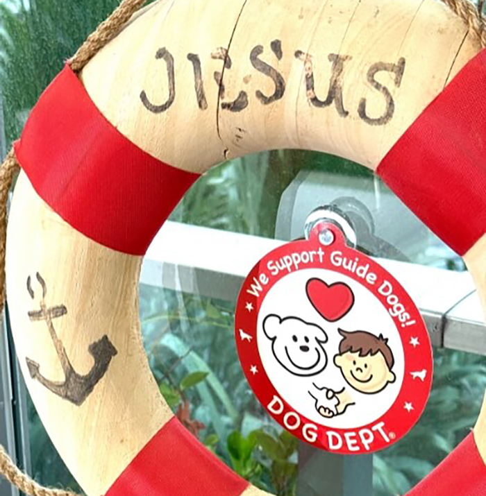 家の窓に付けている写真