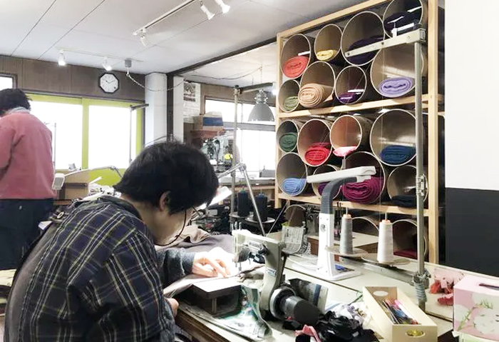 職人さんがミシンで手作りしている写真