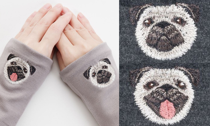 左側は女性がサンドベージュ生地にパグの刺繍がされているハンドマフラーを着けている写真。右側は杢ブラックにパグが正面を向ききょとんとしている表情と舌を出して笑っている刺?墸の写真