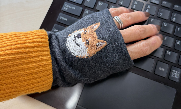 着用しパソコンの作業をしている写真