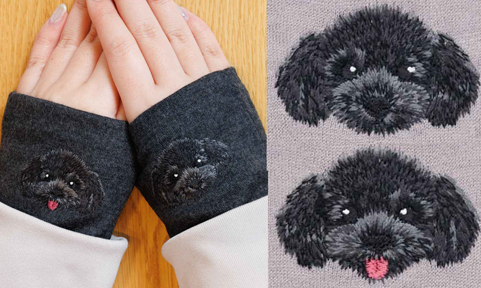 左側は女性が杢ブラック生地にトイプーブラックの刺繍がされているハンドマフラーを着けている写真。右側はサンドベージュにトイプーブラックが正面を向ききょとんとしている表情と舌を出して笑っている刺?墸の写真