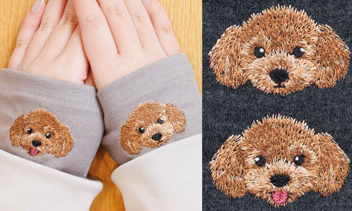 左側は女性がサンドベージュ生地にトイプーレッドの刺繍がされているハンドマフラーを着けている写真。右側は杢ブラックにトイプーレッドが正面を向ききょとんとしている表情と舌を出して笑っている刺?墸の写真