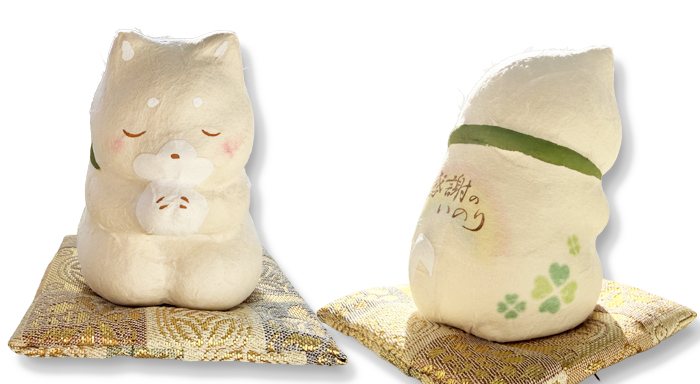 犬　立ち耳の正面と背中側の写真