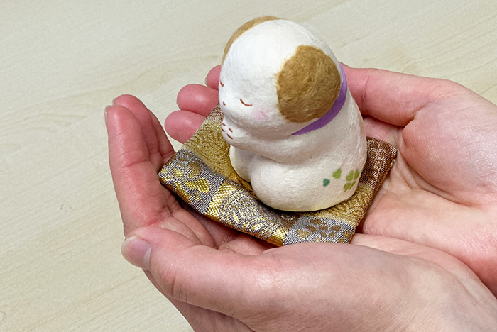 犬のたれ耳を手のひらに乗せている写真