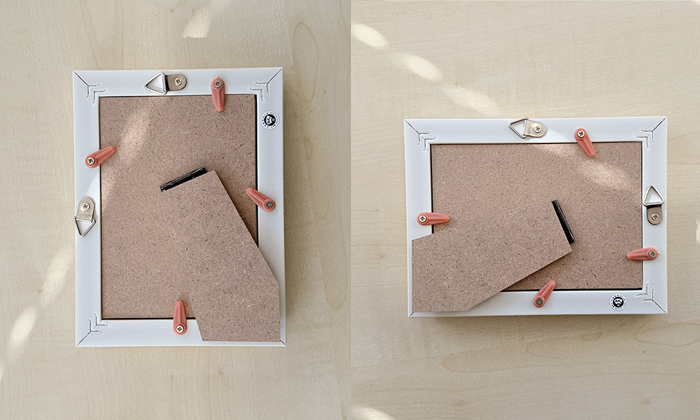 裏側はスタンドと壁掛け用フックが装着されています。