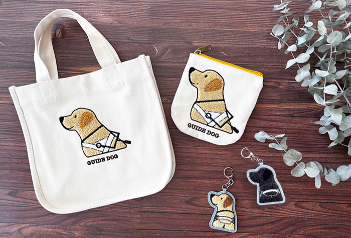 さがら刺?墸のトート、ポーチ、２種類のキーホルダーが並んでいる写真