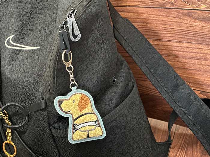 リュックのファスナー部分に付けている写真