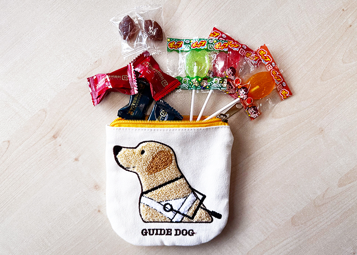 ポーチにキャンディーを入れた写真