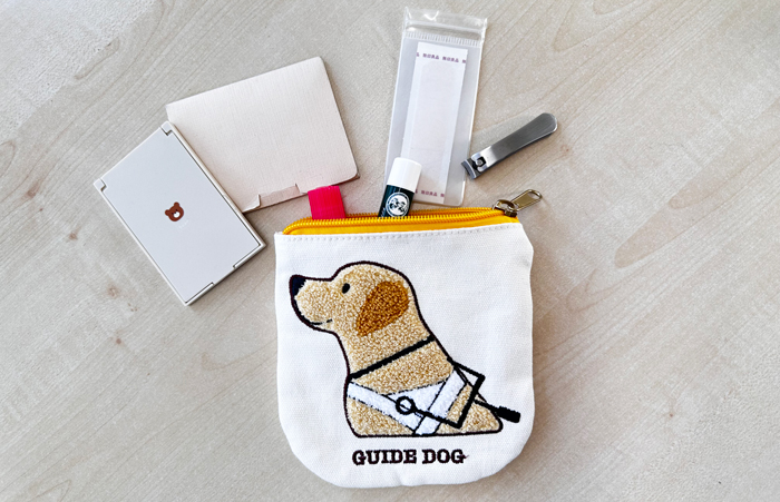 ポーチに鏡やリップ爪切りなどを入れた写真