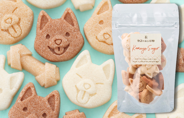 たち耳わんこがべーっと舌を出しているキュートな表情、ちょこっと舌を出して笑っているような顔、すまし顔と骨型のおやつの型