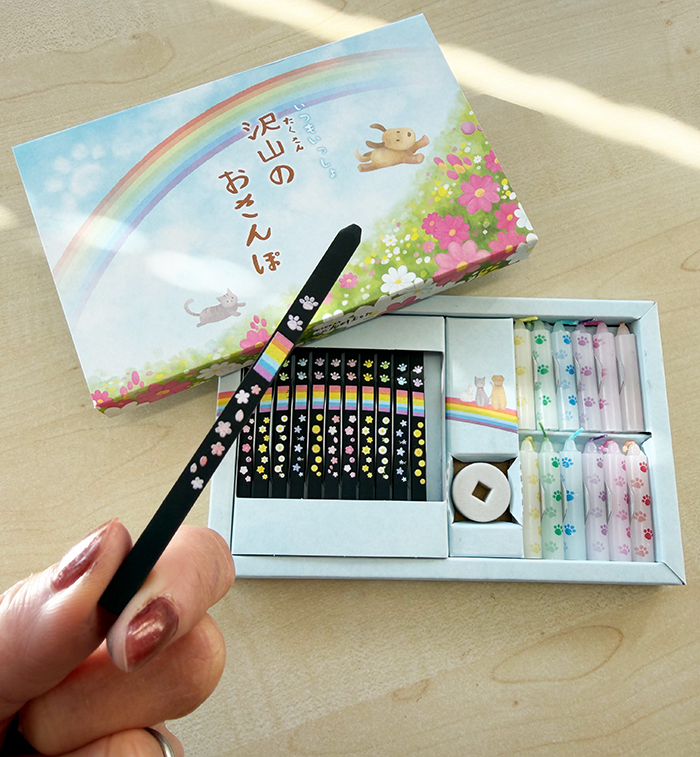 箱からお香を一本取り出し持っている写真