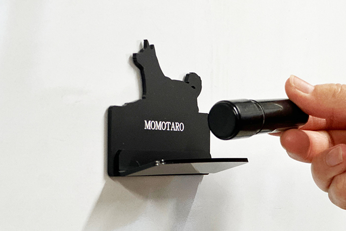 柴犬のシルエットに名前が印字され。ハンコを置こうとしている写真