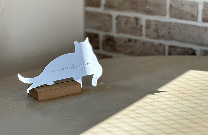 猫のシルエットのミラーに台座を付けて飾っている写真