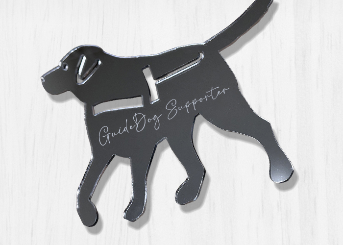 盲導犬ラブラドールのシルエットの鏡にGuideDog Supporterと刻印されている写真