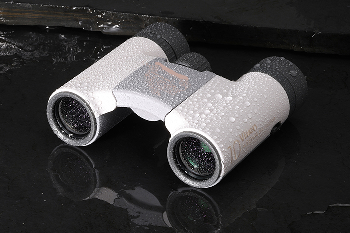 水滴が付いた双眼鏡の写真