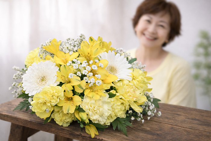 黄色と白系のアレンジメントの花の写真