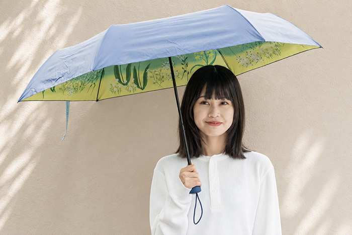 女性が天面も見えている傘を持っている写真