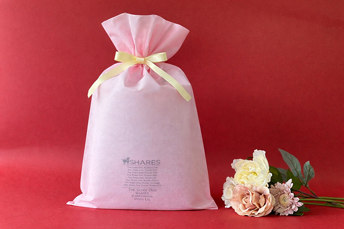 母の日キャンペーン開催中！ピンクの不織布にクリーム色のリボンの写真