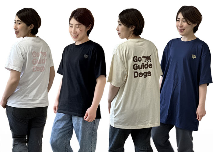 同じ女性が左からS、M、L、XLのTシャツを着ている写真