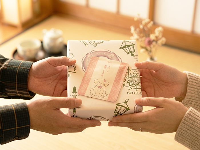 ギフトに添えて手渡しでプレゼントを渡している写真